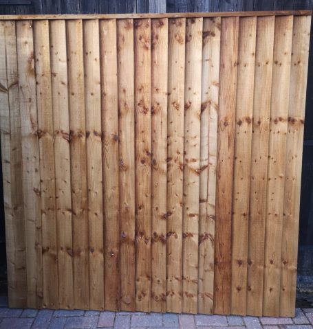 Vertical lat Featheredge fence panel