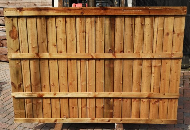 Vertical lat Featheredge fence panel