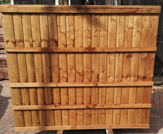 Vertical lat Featheredge fence panel